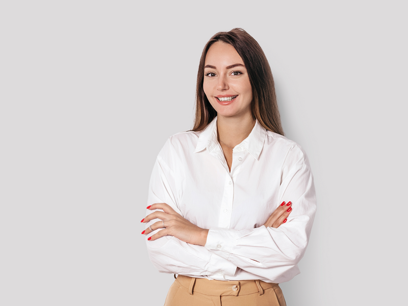 Femeie zâmbitoare cu brațele încrucișate, reprezentând serviciile PlusCredit pentru credit online.