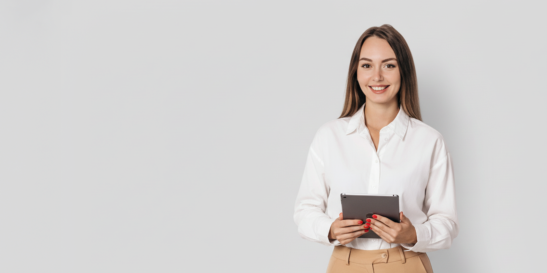 Femeie zâmbitoare ținând o tabletă, ilustrând serviciile PlusCredit pentru linie de credit.