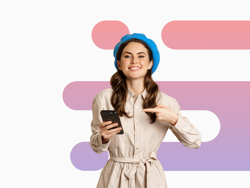 Tânără zâmbitoare ținând un telefon, ilustrând utilizarea aplicației PlusCredit.