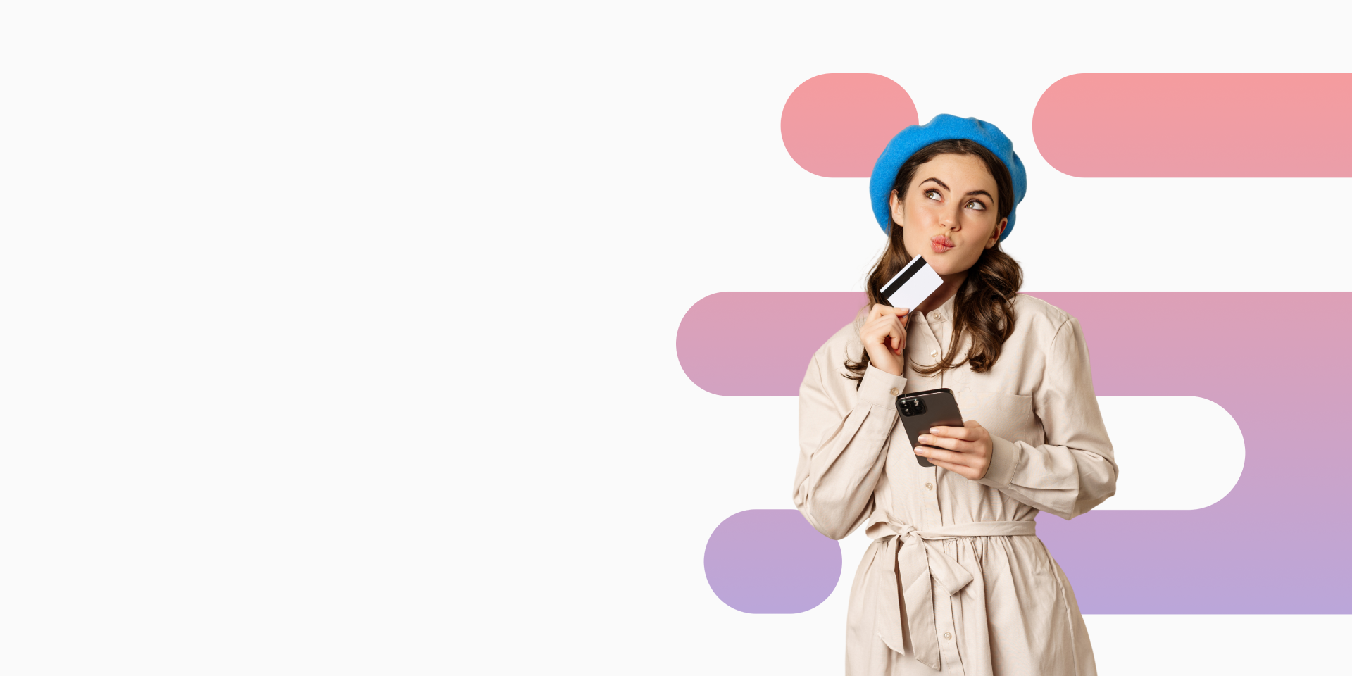 Tânără gânditoare ținând un card și un telefon, simbolizând serviciile financiare ale PlusCredit.